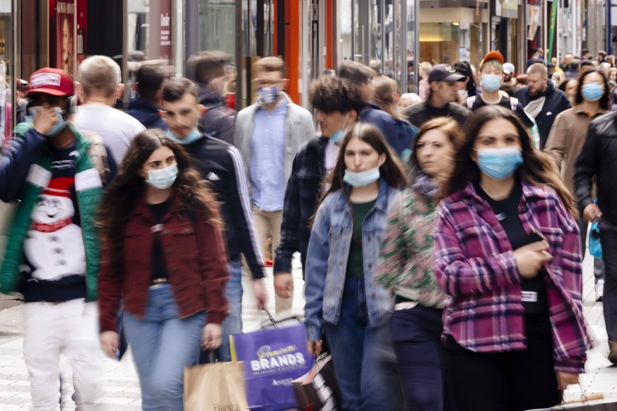 Im Alltag mit Mindestabstand nach Corona-Lockerungen in NRW herrscht wieder Gedränge in den Fußgängerzonen wie der Hohe Straße, wo Geschäfte, Restaurants, Cafes und Einkaufszentren wieder geöffnet sei ...