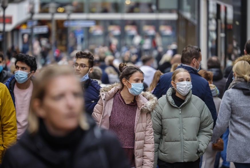 Essen, Ruhrgebiet, Nordrhein-Westfalen, Deutschland - Essener Innenstadt in Zeiten der Coronakrise beim zweiten Teil Lockdown, jugendliche Passanten mit Schutzmasken gehen ueber die weihnachtlich gesc ...