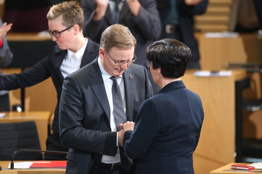 Bodo Ramelow ( Die Linke ) und seine Vorgängerin Christine Lieberknecht (CDU) anlässlich seiner Wahl zum Ministerpräsidenten von Thüringen 2014.