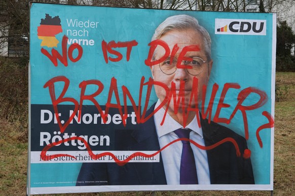 Bonn Themenfoto: Politik, Wahl, Wahlplakat zur Bundestagswahl 2025, 29.01.2025 Beschmiertes Wahlplakat Dr. Norbert Roettgen, CDU, Wo ist die Brandmauer Themenfoto: Politik, Wahl, Wahlplakat zur Bundes ...