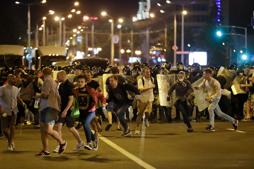 10.08.2020, Belarus, Minsk: Demonstranten laufen vor der Polizei weg. Nach der belarussischen Präsidentschaftswahl ist es zu blutigen Zusammenstößen von Polizei und Demonstranten gekommen. Foto: Serge ...