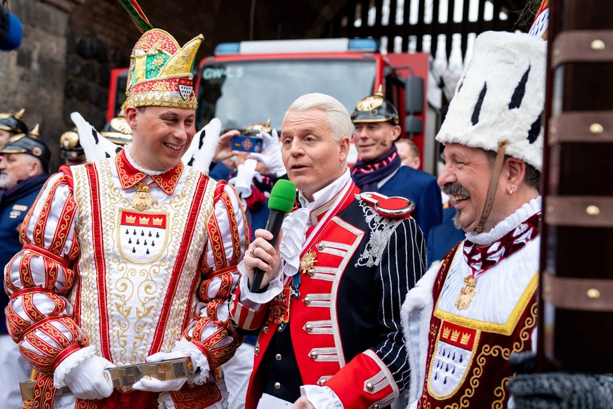 Koelner Rosenmontagszuges 2024 Guido Cantz im Interview mit dem Koelner Dreigestirn Prinz Sascha I., Bauer Werner ohne Jungfrau Frieda beim Koelner Rosenmontagszuges 2024 in der Karneval Session 2024, ...