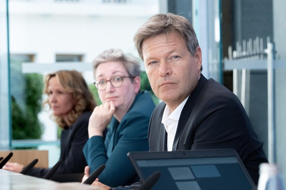 Robert Habeck, Klara Geywitz und Steffi Lemke bei der Bundespressekonferenz zum Gesetzesentwurf Wind-an-Land und Bundesnaturschutzgesetz in Berlin.