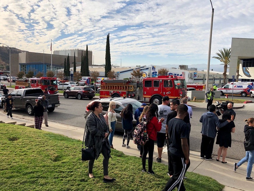 Die Schüler der Schule in Santa Clarita verlassen das Gelände.