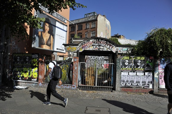 Festsaal Kreuzberg immer noch Ruine # Der abgebrannte Festsaal Kreuzberg in der Skalitzer Straße in Berlin Kreuzberg, fotografiert am 31.8.2016. Hier campieren Leute. Oder machen ein Lagerfeuer. Auch  ...