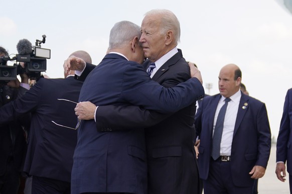 18.10.2023, Israel, Tel Aviv: Benjamin Netanjahu (l-r), Ministerpräsident von Israel, empfängt Joe Biden, Präsident der USA, nach seiner Ankunft auf dem internationalen Flughafen Ben Gurion. Biden zu  ...