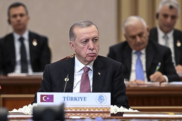 HANDOUT - 09.11.2023, Usbekistan, Taschkent: Auf diesem vom Pressebüro des usbekischen Präsidenten veröffentlichten Bild nimmt Recep Tayyip Erdogan, Präsident der Türkei, am Gipfeltreffen der Organisa ...