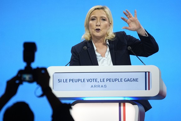 21.04.2022, Frankreich, Aras: Marine Le Pen, Pr�sidentschaftskandidatin der rechtsextremen Partei Rassemblement National (RN), spricht w�hrend einer Wahlkampfveranstaltung in Aras, Nordfrankreich. Bei ...