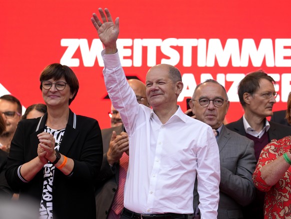 Olaf Scholz, Finanzminister und SPD-Kanzlerkandidat, steht nach der Wahlkampfveranstaltung und dem offiziellen Abschluss des Wahlkampfes der SPD auf dem Heumarkt neben der SPD-Parteivorsitzenden Saski ...