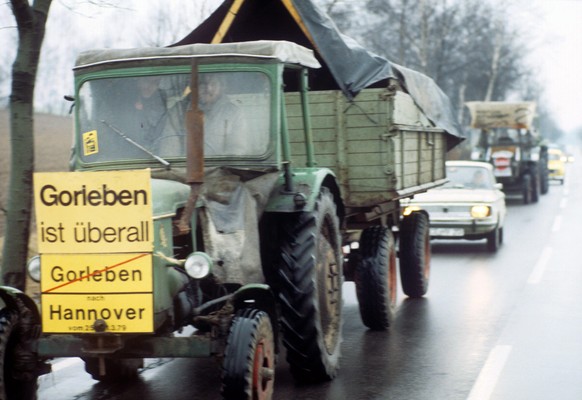 Bauern sind 1979 mit ihren Trekkern auf dem Weg nach Hannover, um zu Demonstrieren.