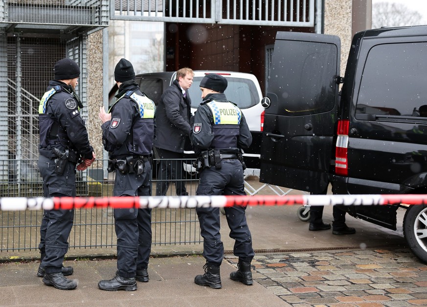 10.03.2023, Hamburg: Bestatter bringen Bahren zum Gebäude der Zeugen Jehovas im Stadtteil Alsterdorf. Bei Schüssen in einer Veranstaltung der Zeugen Jehovas sind am Donnerstagabend mehrere Menschen ge ...