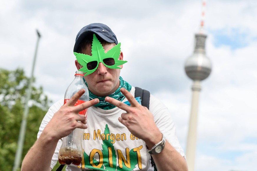 Ein Mann auf einer Cannabis-Legalisierungs-Demonstration in Berlin.