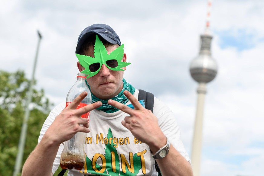 Hanfparade unter dem Motto LEGALISIERUNG NUR MIT DIR f�r die Legalisierung von Cannabis in Berlin snapshot-photography/F.Boillot *** Hanfparade under the motto LEGALIZATION ONLY WITH YOU for the legal ...