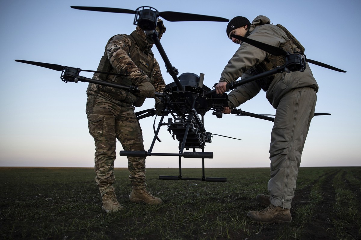 08.02.2025, Ukraine, Donezk: Ukrainische Soldaten bereiten eine Vampire-Angriffsdrohne in der Nähe der Frontlinie in der Region Donezk, Ukraine, vor. Foto: Roman Chop/AP/dpa +++ dpa-Bildfunk +++