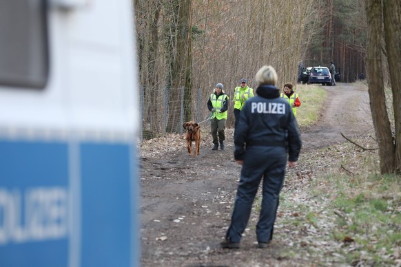 Mehrere Hundertschaften suchen seit Wochen auch mit Spürhunden nach der verschwundenen Rebecca R..