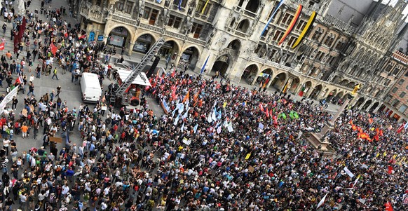 Demonstranten stehen bei einer Demonstation gegen das neue bayerische Polizeiaufgabengesetz (PAG) auf dem Marienplatz vor dem historischen Rathaus.