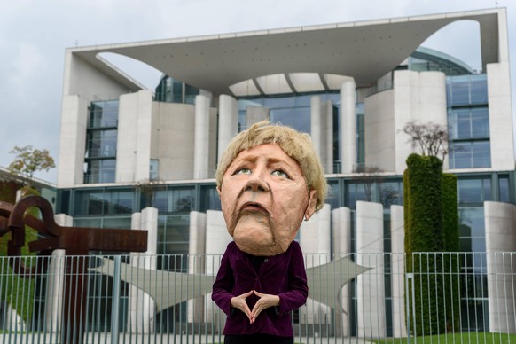 Ein Pappmaché-Figur von Angela Merkel vor dem Kanzleramt in Berlin.