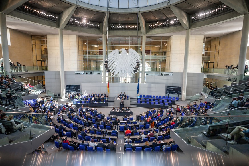 Christian Lindner (FDP), Bundesminister der Finanzen, spricht im Plenarsaal im Bundestag. Mit einer Änderung des Grundgesetzes soll vom Parlament ein Bundeswehr-Sondervermögen beschlossen werden.
