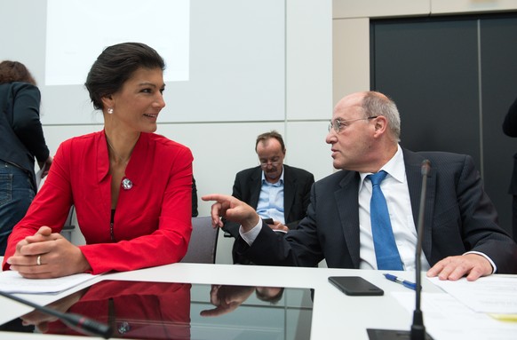 ARCHIV - 13.10.2015, Berlin: Gregor Gysi, au�enpolitischer Sprecher der Linksfraktion im Bundestag, und Sahra Wagenknecht, Bundestagsabgeordnete der Partei Die Linke, unterhalten sich bei der Fraktion ...