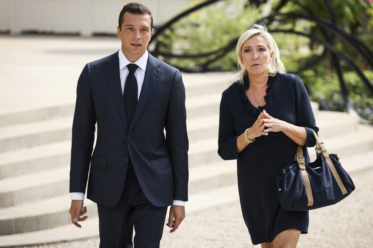 ARCHIV - 26.08.2024, Frankreich, Paris: Die französische Abgeordnete und Vorsitzende der rechtsextremen Partei Rassemblement National (RN) Marine Le Pen (r) und der Vorsitzende der französischen recht ...