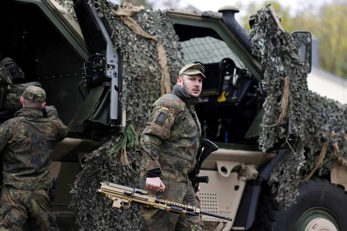 Soldaten mit Waffen MG5 beim Besuch von Bundesverteidigungsminister Boris Pistorius SPD im Zentrum Operative Kommunikation der Cybertruppe. Bei dem Besuch informiert sich der Minister über die Fähigke ...