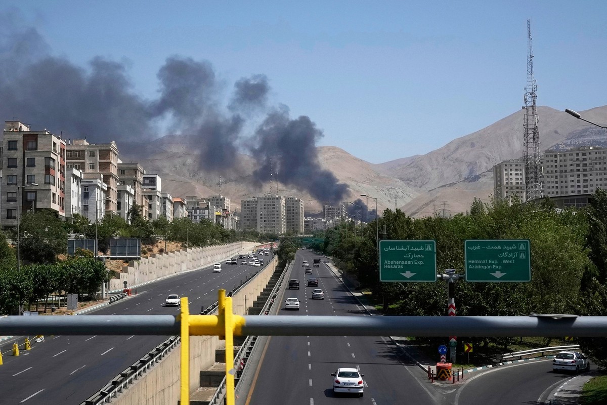 16.06.2025, Iran, Teheran: Rauch steigt aus einem Öllager in der iranischen Hauptstadt auf, nachdem es von einem israelischen Angriff getroffen worden zu sein scheint.

Nach Angriffen steigt in der ir ...