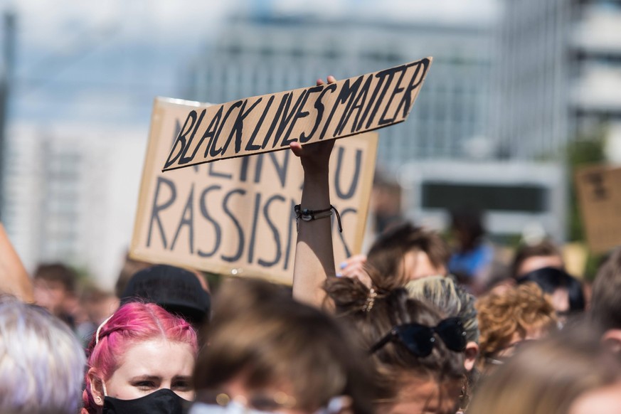 Auf dem Berliner Alexanderplatz versammelten sich am Samstagnachmittag rund 15.000 Menschen, um gegen Rassismus und Polizeigewalt zu demonstrieren.