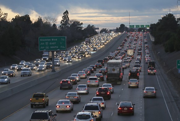 DATEI – Der abendliche Berufsverkehr füllt den Highway 50 am 26. Januar 2017 in Sacramento, Kalifornien. Nach vorläufigen Daten des National Highw... ging die Zahl der Verkehrstoten im ersten Quartal um etwa 3 % zurück.