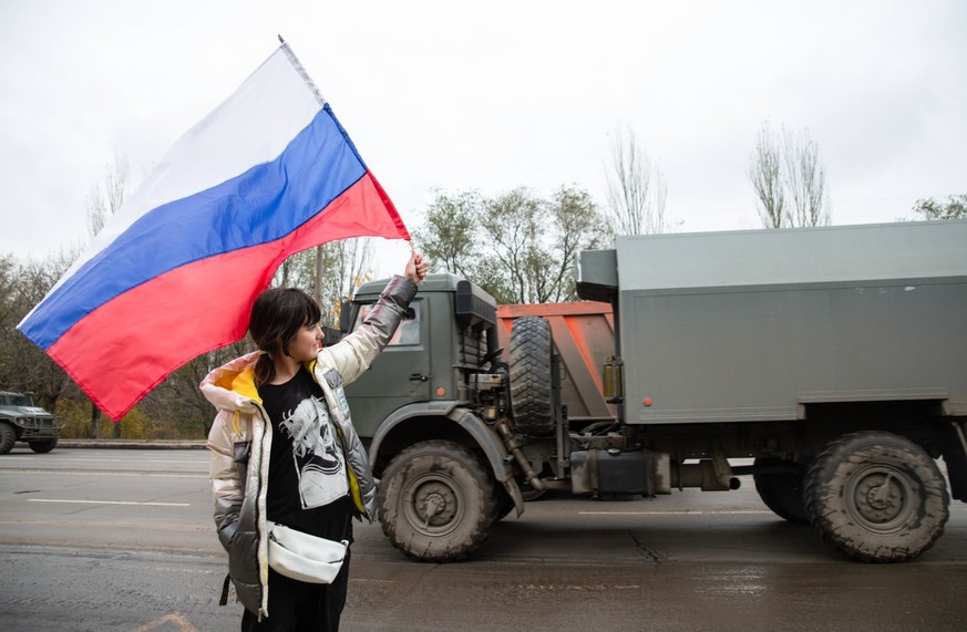 RUSSIA, LUGANSK - NOVEMBER 4, 2022: A girl waves a Russian flag during Unity Day celebrations. The Lugansk People s Republic became part of Russia following the September 2022 referendum. Alexander Re ...