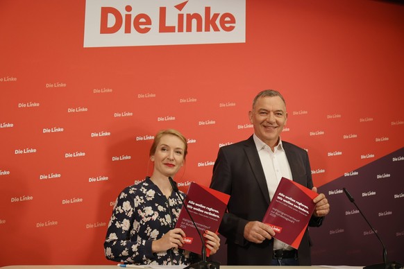 Vorsitzenden der Partei Die Linke, Ines Schwerdtner und Jan van Aken, Deutschland, Berlin, Pressekonferenz: Linkspartei stellt Wahlprogramm vor. *** Chairpersons of the Left Party, Ines Schwerdtner an ...