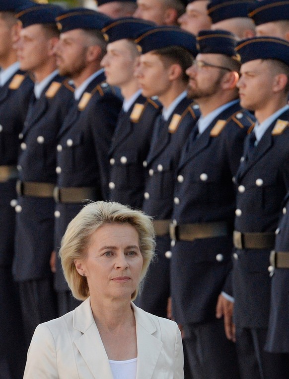 Fast allein unter Männern. Ursula von der Leyen.