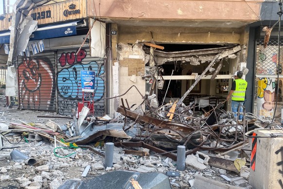 ISRAEL, TEL AVIV - OCTOBER 8, 2023: An apartment block damaged after a rocket attack on Israel from the Gaza Strip. Andrei Shirokov/TASS PUBLICATIONxINxGERxAUTxONLY 63161525