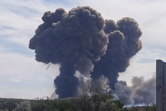 Rauchwolken über einem russischen Waffenlager, das aus noch ungeklärten Gründen explodiert ist.