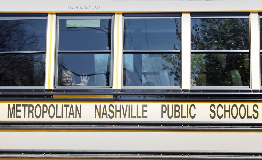 27.03.2023, USA, Nashville: Ein Kind weint im Bus, als es die Covenant School verlässt, nachdem hier Schüsse gefallen waren. Bei Schüssen an einer Grundschule in Nashville im US-Bundesstaat Tennessee  ...