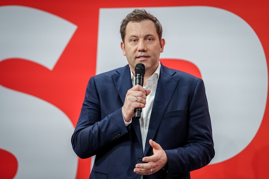 23.02.2025, Berlin: Lars Klingbeil, SPD-Bundesvorsitzender, spricht nach der ersten Prognose zum Ergebnis der Wahl für einen neuen Bundestag zu den Parteianhängern und Journalisten. Foto: Kay Nietfeld ...