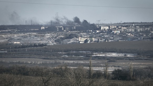 11.01.2023, Ukraine, Soledar: Rauch steigt nach Beschuss auf. Während der Westen über die Lieferung von Kampfpanzern an die Ukraine debattiert, spitzt sich die Lage an der Front rund um die umkämpfte  ...