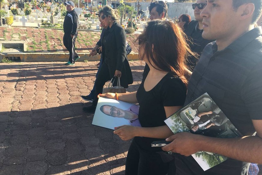 Trauernde tragen Bilder des von mexikanischen Drogenkartellen getöteten Hector Gonzalez Antonio