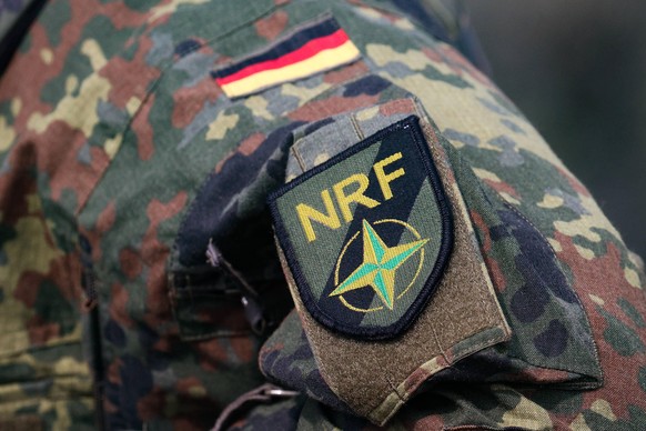 Ein deutscher Soldat trägt das Wappen der Nato-Eingreiftruppe NRF.