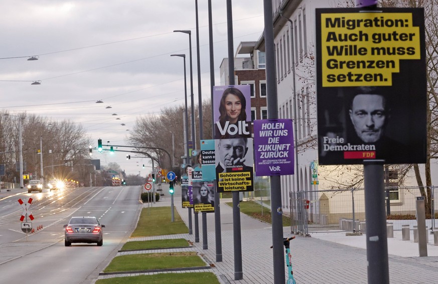 12.01.2025 Am heutigen Sonntag startete das Aufhängen vieler Wahlplakate zur Bundestagswahl hier viele FDP Plakate vor dem Haupteingang der Firma Merck Darmstadt Hessen Deutschland *** 12 01 2025 Toda ...