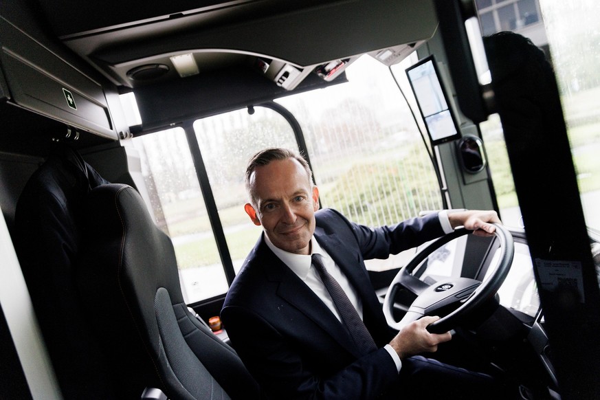 20.09.2022, Berlin: Volker Wissing (FDP), Bundesminister für Verkehr und Digitales, sitzt in der Fahrerkabine eine Busses des Herstellers Solaris bei einem Rundgang auf der Bahntechnikmesse InnoTrans  ...