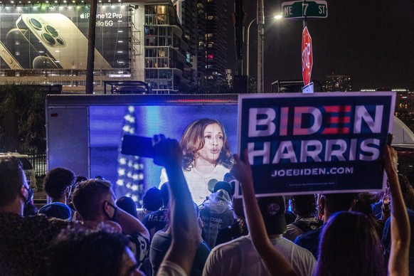 Fans und Unterstützer feiern den Sieg von Biden und Harris.