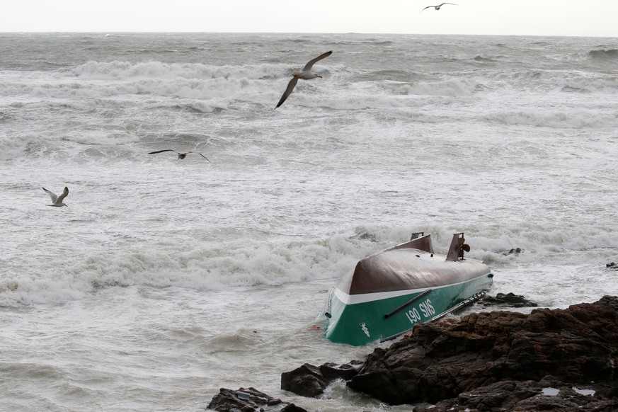 A view shows a capsized sea-rescue boat of the SNSM during the storm Miguel in Les Sables-d&#039;Olonne, France, June 7, 2019. REUTERS/Regis Duvignau