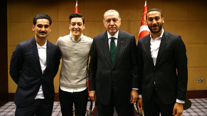 Gündogan, Özil, Erdogan und Tosun (v.l.) posieren gemeinsam im Hotel „Four Seasons“