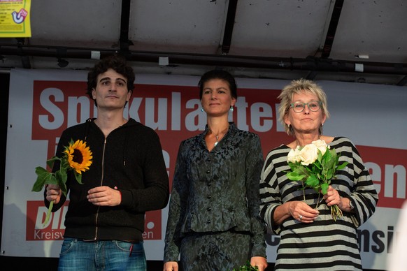 Ates Guerpinar mit Sahra Wagenknecht und Eva Bulling-Schroeter bei einer Veranstaltung zur Landtagswahl in Bayern.
