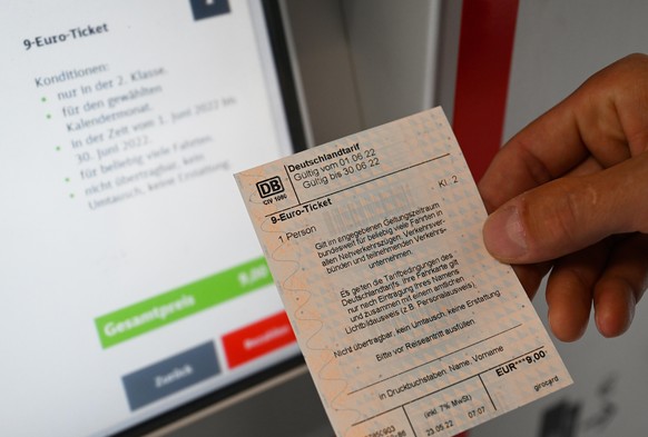 Ein Mann kauft ein 9-Euro-Ticket an einem Fahrkartenautomaten der Deutschen Bahn (DB). Die Bundesregierung hat Ende März 2022 ein Energie-Entlastungspaket vorgestellt. Darin ist unter anderem ein zeit ...