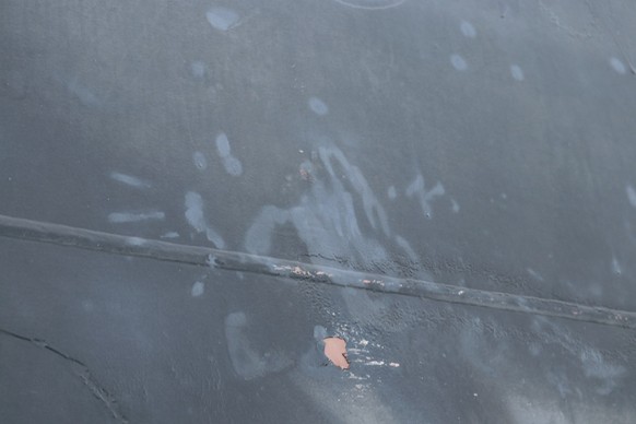 Das Foto soll laut US-Militär den Handabdruck einer Person zeigen, die eine nicht explodierte Mine von dem Boot entfernt hatte.