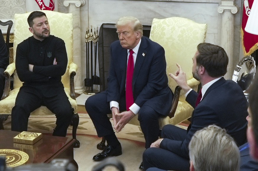 ARCHIV - 28.02.2025, USA, Washington: US-Vizepräsident JD Vance (r) spricht mit dem ukrainischen Präsidenten Wolodymyr Selenskyj (l) im Beisein von US-Präsident Donald Trump (M) im Oval Office des Wei ...