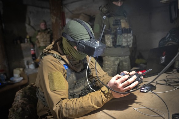 22.03.2024, Ukraine, Awdijiwka: Ein ukrainischer Soldat der 71. Jägerbrigade kontrolliert eine FPV-Drohne an der Frontlinie. Foto: Efrem Lukatsky/AP/dpa +++ dpa-Bildfunk +++