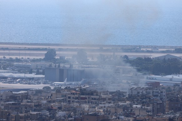 dpatopbilder - 29.09.2024, Libanon, Beirut: Rauch zieht �ber Geb�ude im S�den von Beirut, in direkter N�he zum Flughafen. Israel hat erneut Ziele in der libanesischen Hauptstadt bombardiert, wo das Mi ...