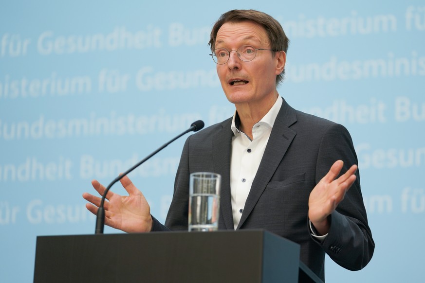 24.06.2022, Berlin: Karl Lauterbach (SPD), Bundesgesundheitsminister, spricht auf einer Pressekonferenz im Bundesgesundheitsministerium. Ab 30. Juni 2022 sollen sich die B�rger mit 3 Euro bei den Coro ...